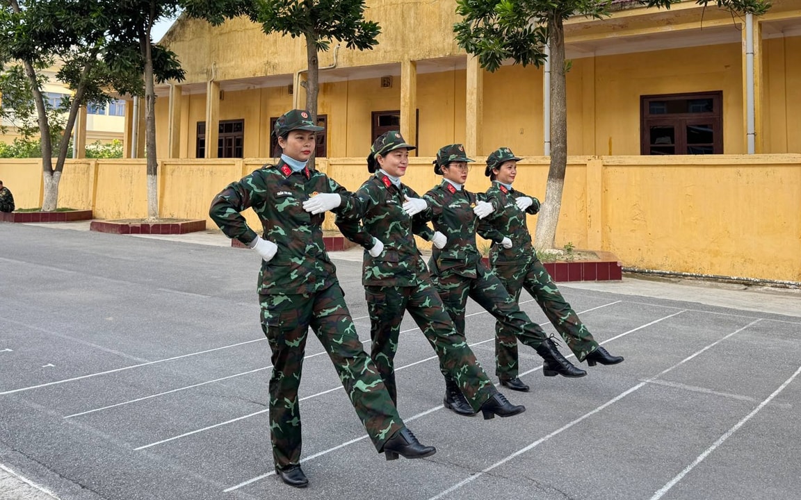 những bông hồng thép trên thao trường tập luyện diễu binh hình ảnh 4 nhung bong hong thep tren thao truong tap luyen dieu binh hinh anh 4
