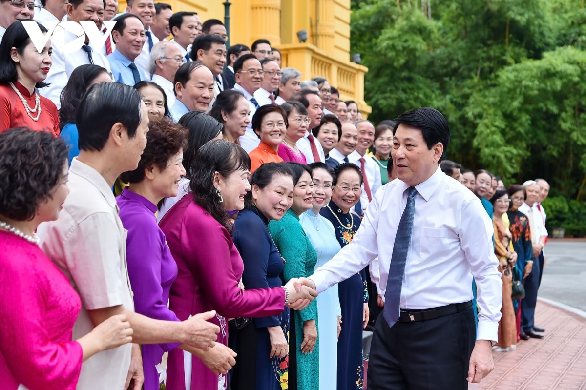 chủ tịch nước lương cường gặp mặt đoàn đại biểu hội khuyến học tiêu biểu toàn quốc hình ảnh 1 chu tich nuoc luong cuong gap mat doan dai bieu hoi khuyen hoc tieu bieu toan quoc hinh anh 1