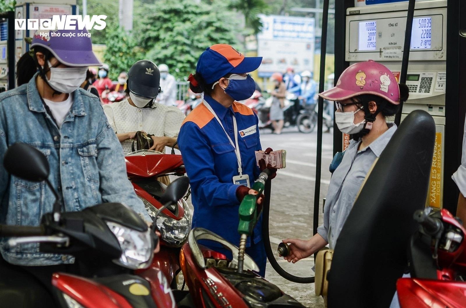 Bộ Tài chính cho rằng việc giảm thuế bảo vệ môi trường đối với xăng dầu sẽ có nhiều tác động tích cực tới nền kinh tế. (Ảnh minh họa: Minh Đức)