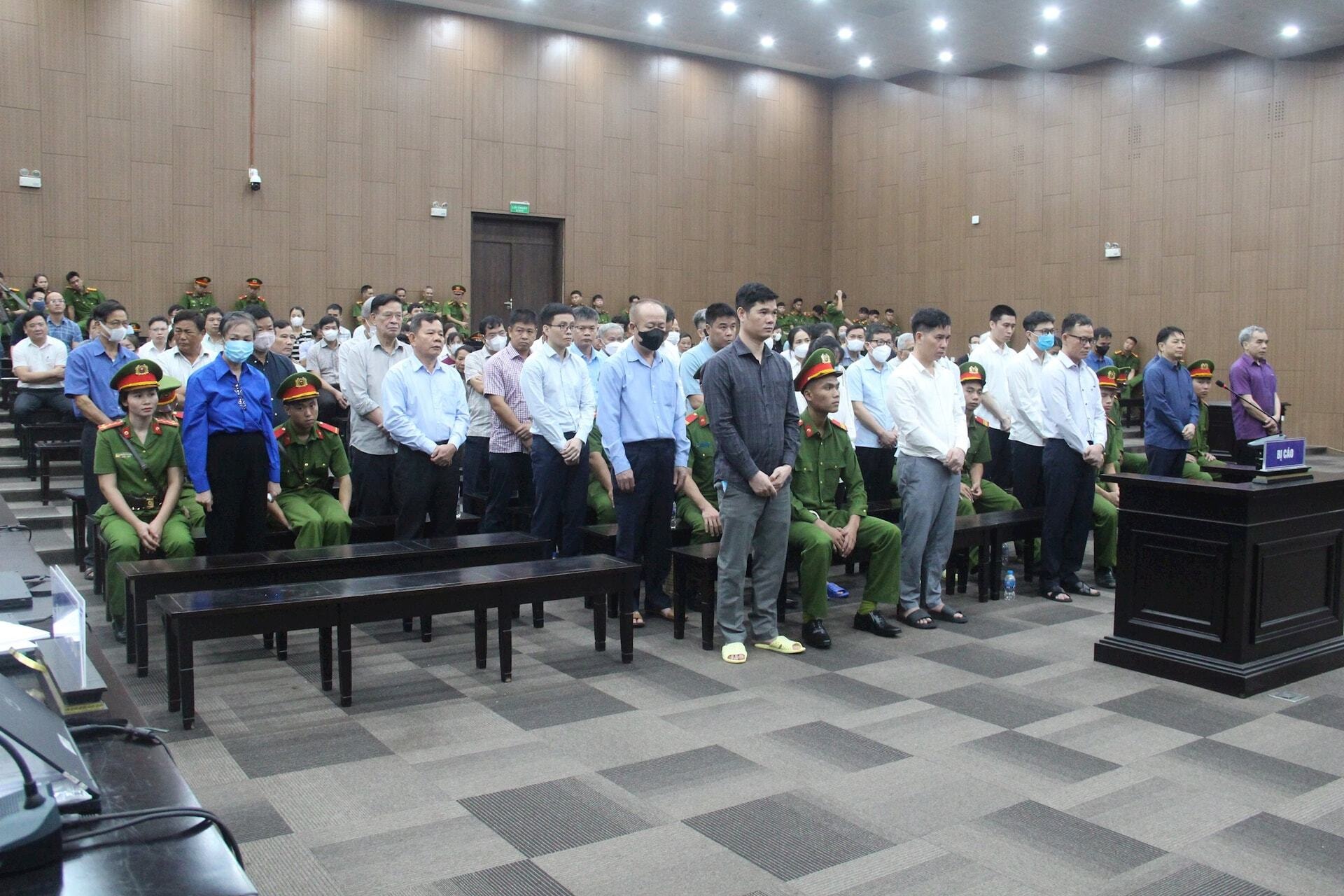 Các bị cáo trong vụ án Phúc Sơn tại toà sơ thẩm.