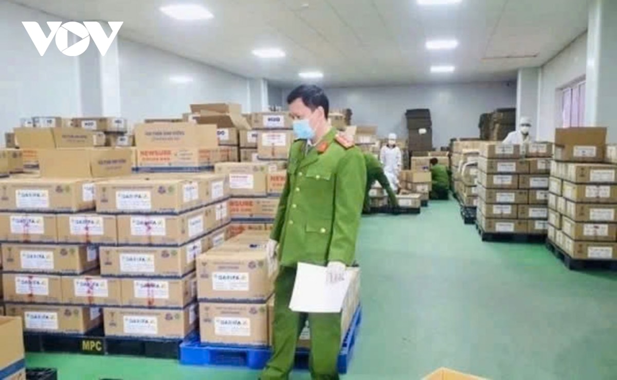 co quan chuc nang vao cuoc chan dung hang gia, hang nhai gay roi loan thi truong hinh anh 2