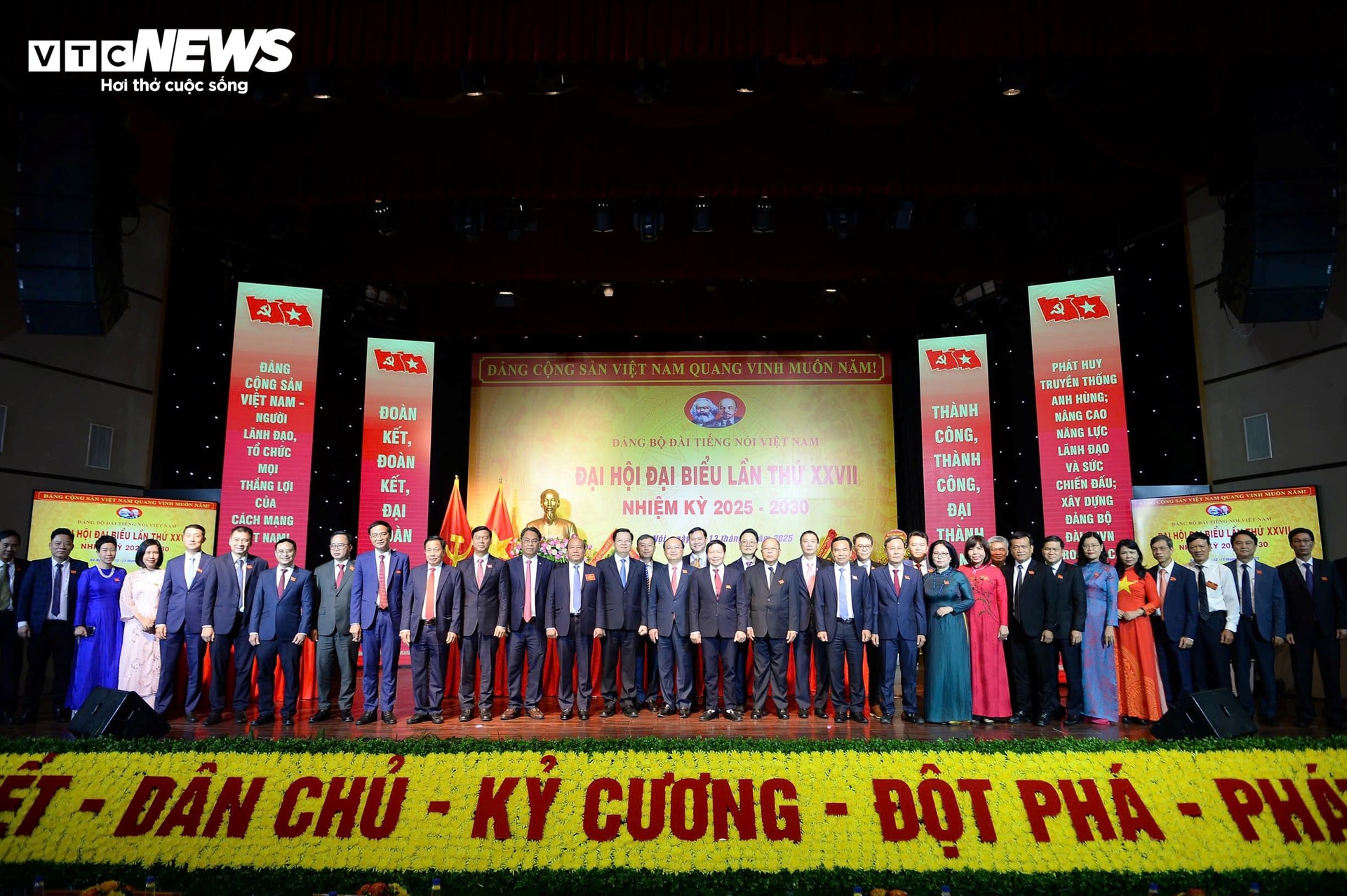 Phó Thủ tướng Mai Văn Chính cùng các đại biểu dự Đại hội.