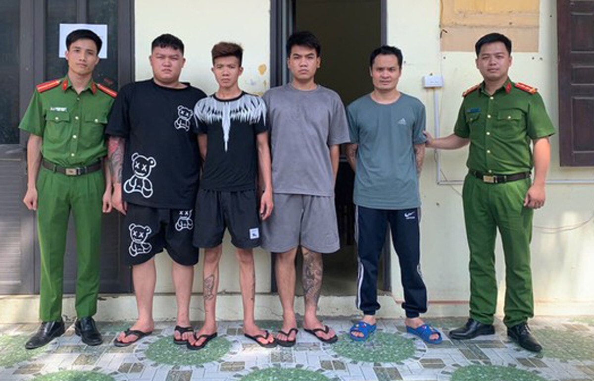 Nhóm đối tượng bị cơ quan công an bắt. (Ảnh: H.Q.)