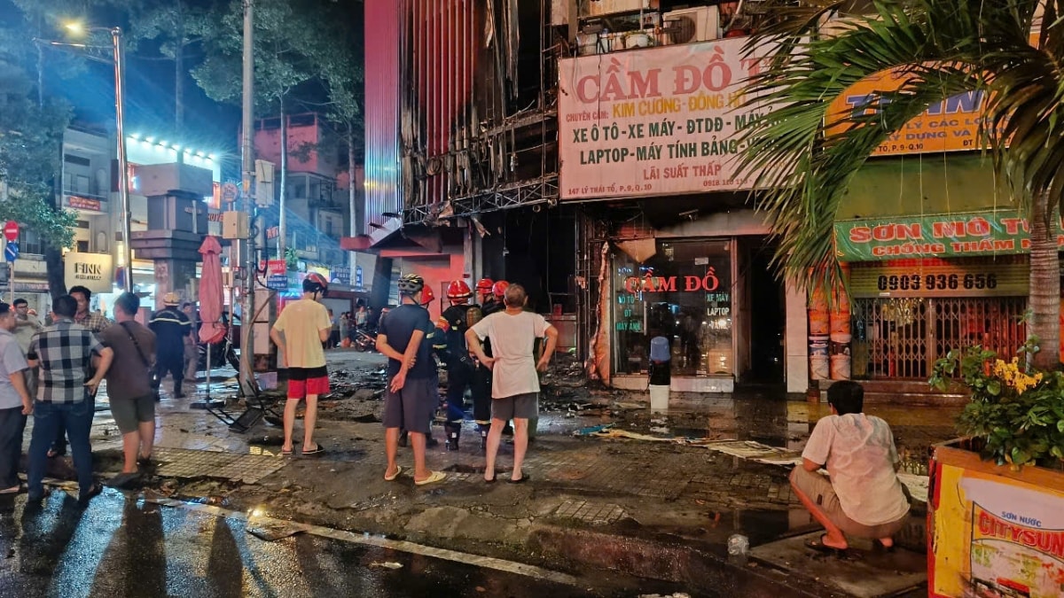 chay lon o hai ngoi nha cao tang trung tam tphcm, lua do ruc bao trum mat tien hinh anh 4