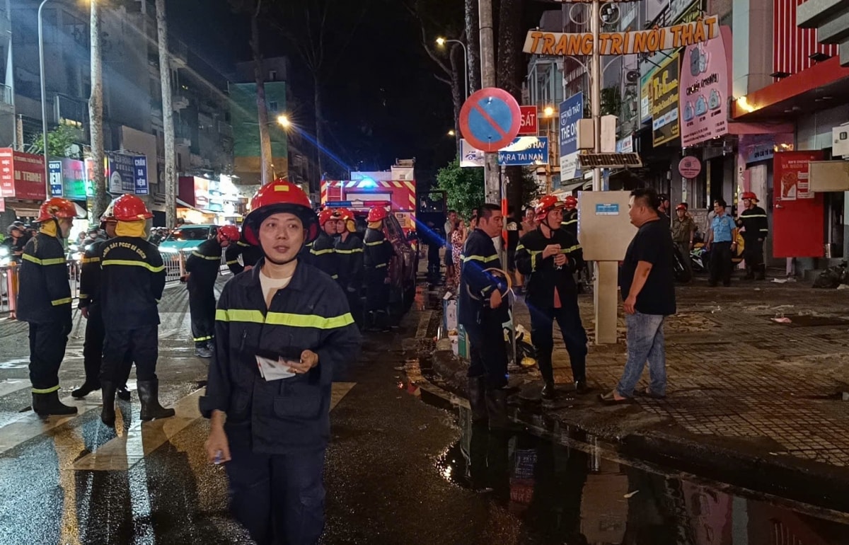 chay lon o hai ngoi nha cao tang trung tam tphcm, lua do ruc bao trum mat tien hinh anh 6