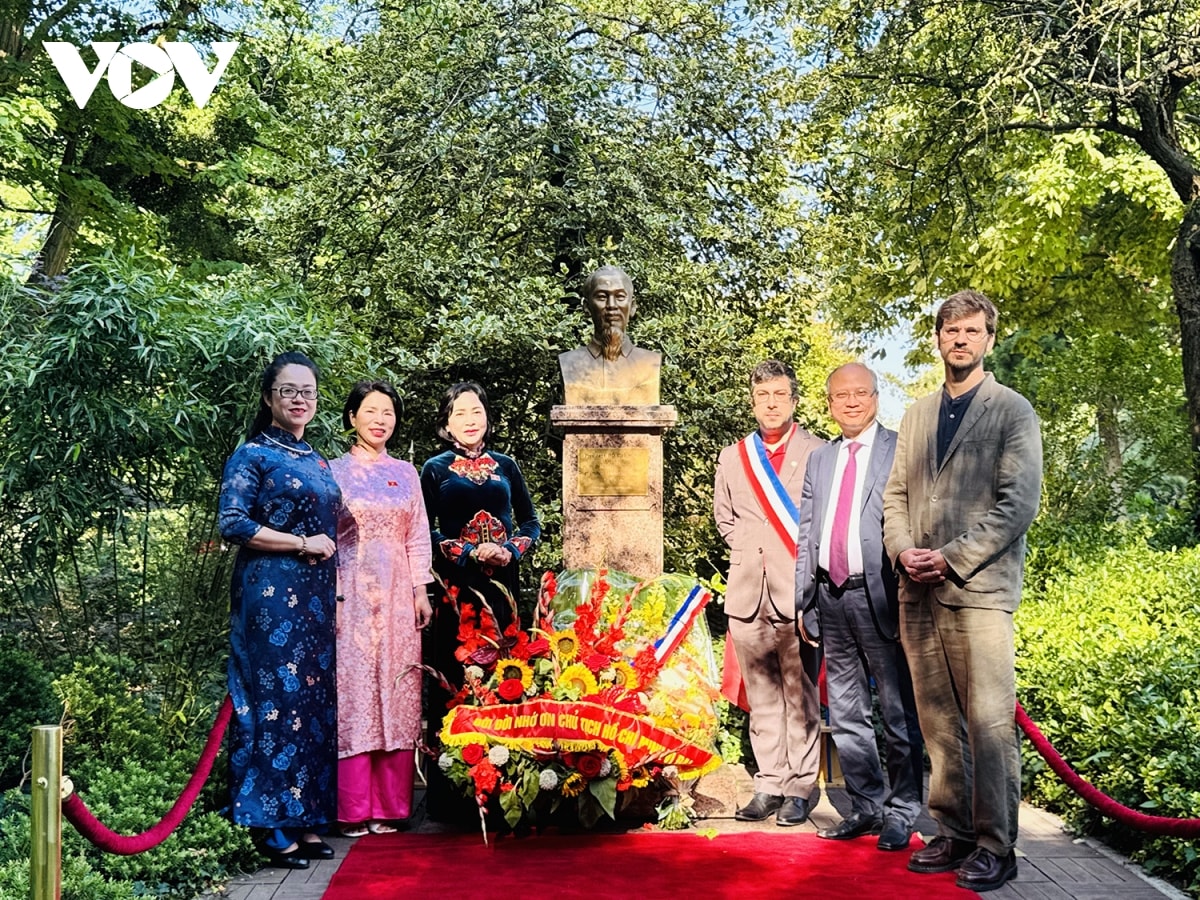 phó chủ tịch quốc hội nguyễn thị thanh dâng hoa tượng chủ tịch hồ chí minh tại pháp hình ảnh 1 pho chu tich quoc hoi nguyen thi thanh dang hoa tuong chu tich ho chi minh tai phap hinh anh 1