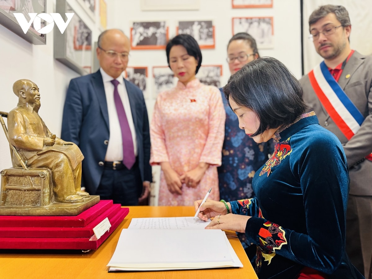 phó chủ tịch quốc hội nguyễn thị thanh dâng hoa tượng chủ tịch hồ chí minh tại pháp hình ảnh 6 pho chu tich quoc hoi nguyen thi thanh dang hoa tuong chu tich ho chi minh tai phap hinh anh 6