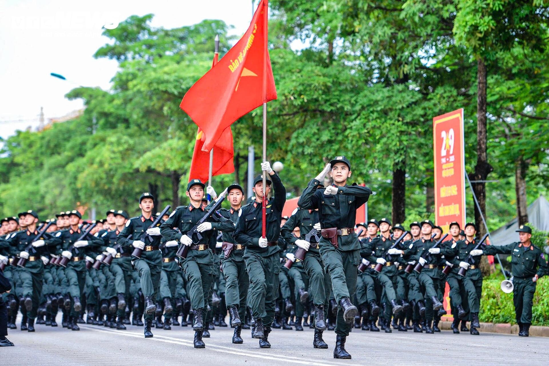 Bước chân thép giữa nắng lửa của nữ đặc nhiệm trước lễ diễu binh 2/9 - 1