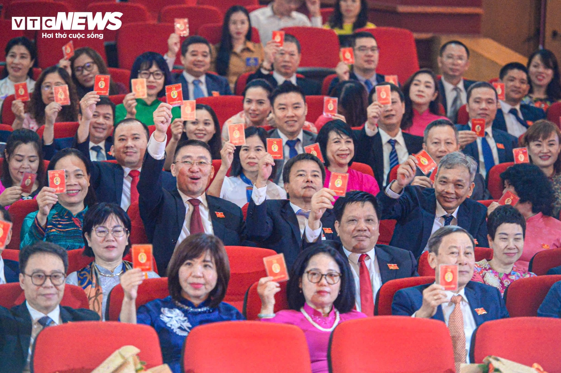 Các đại biểu biểu quyết thông qua Nghị quyết Đại hội đại biểu Đảng bộ Đài Tiếng nói Việt Nam lần thứ XXVII, nhiệm kỳ 2025-2030.