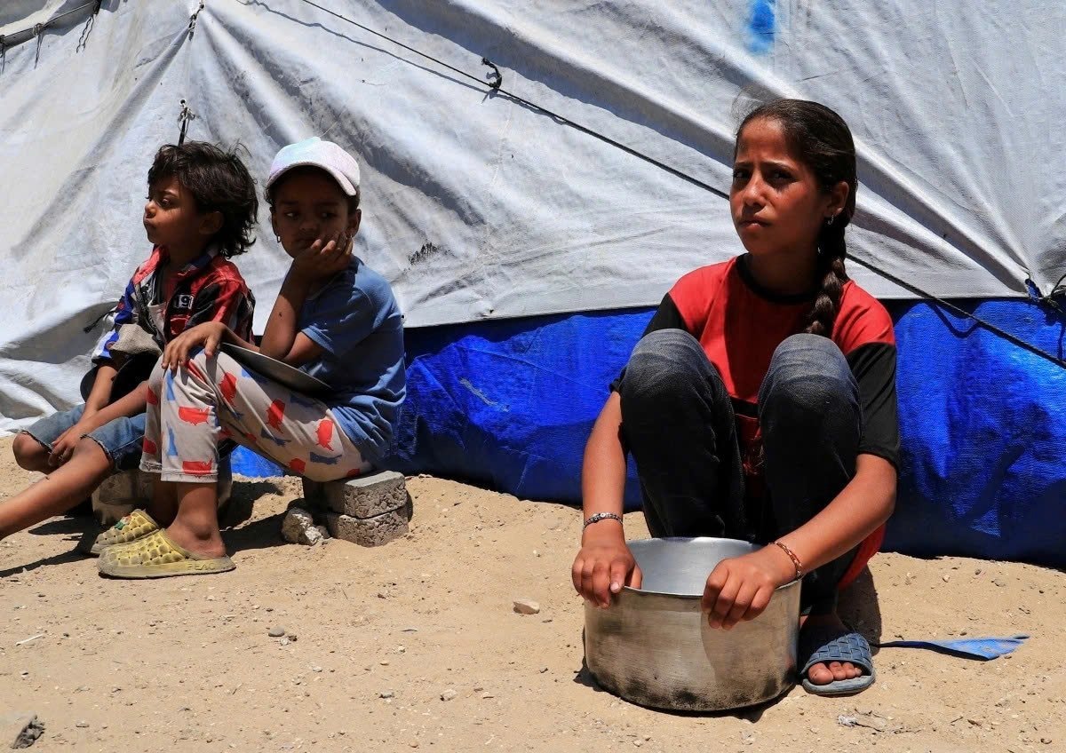 Trẻ em chờ nhận thức ăn từ thiện tại dải Gaza. (Ảnh: Reuters)
