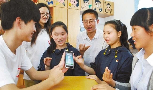 cấm điện thoại trong trường học Đã đến lúc cần một chủ trương toàn quốc hình ảnh 2 cam dien thoai trong truong hoc Da den luc can mot chu truong toan quoc hinh anh 2