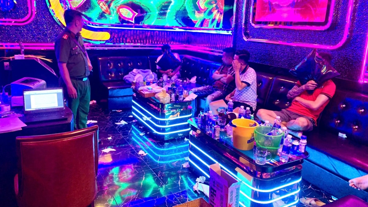 công an phát hiện nhóm thanh niên sử dụng ma túy trong quán karaoke hình ảnh 1 cong an phat hien nhom thanh nien su dung ma tuy trong quan karaoke hinh anh 1