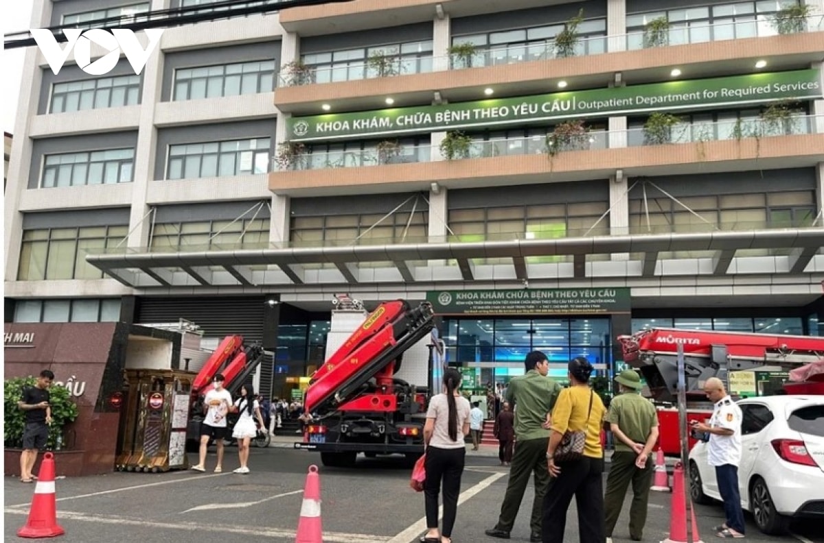 giải cứu thành công người phụ nữ trèo lên nóc bệnh viện bạch mai hình ảnh 2 giai cuu thanh cong nguoi phu nu treo len noc benh vien bach mai hinh anh 2