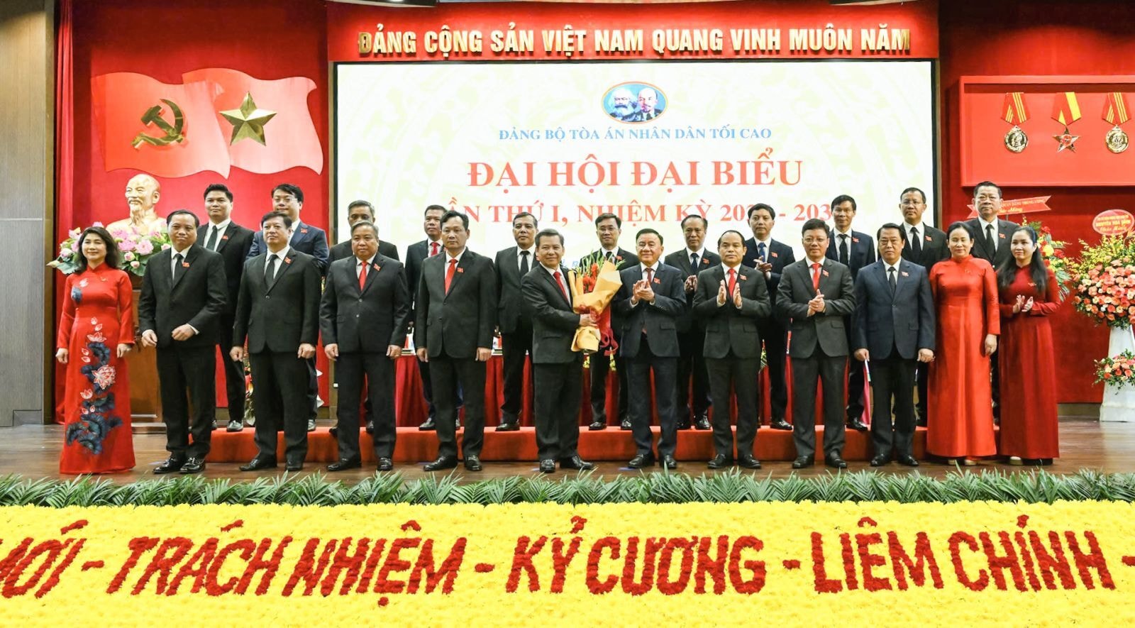 Thường trực Ban Bí thư Trần Cẩm Tú tặng hoa chúc mừng Ban Chấp hành Đảng bộ TAND Tối cao nhiệm kỳ 2025-2030. (Ảnh: Cổng thông tin Đảng Cộng sản Việt Nam)