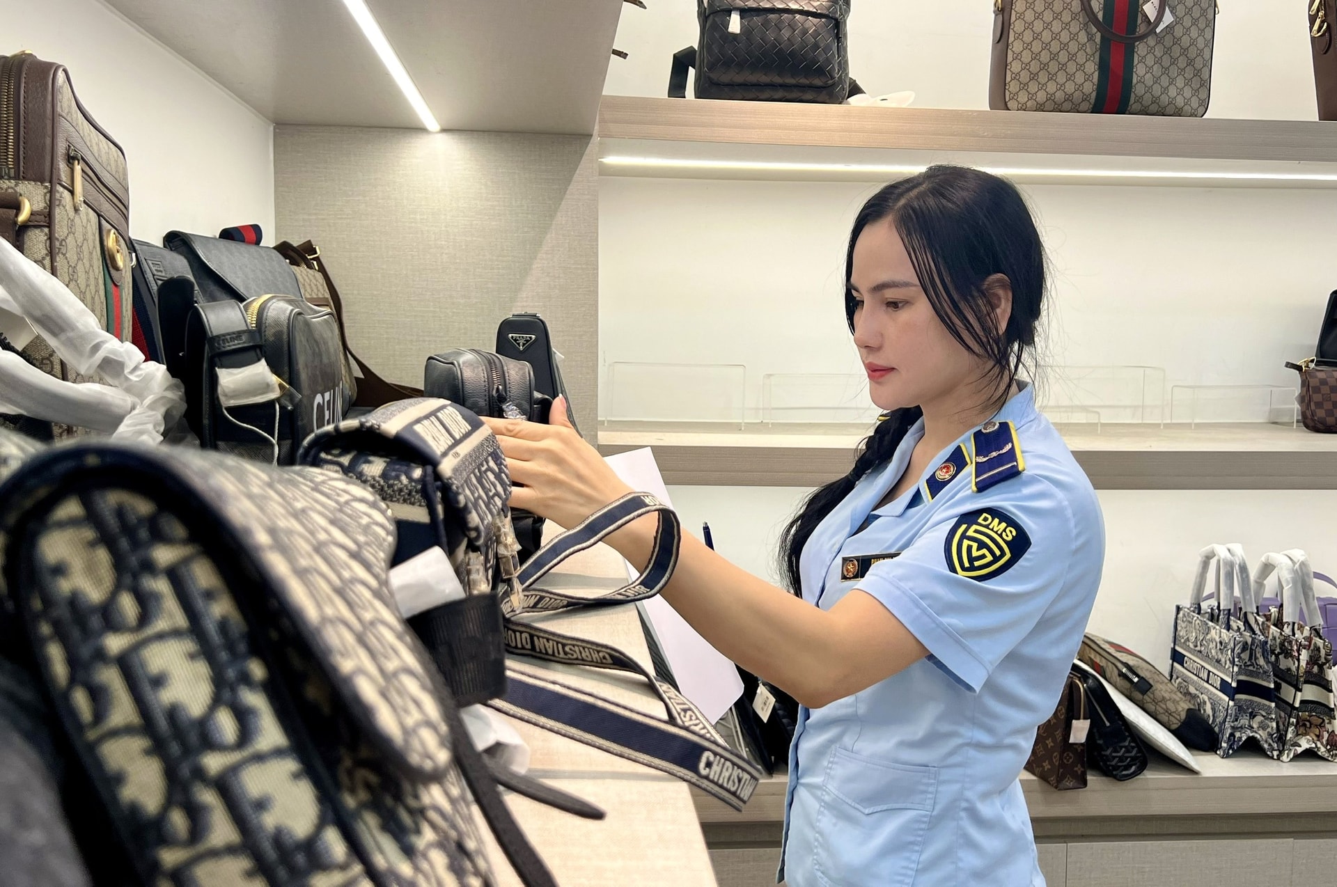 Cán bộ QLTT kiểm tra hàng hóa tại cửa hàng