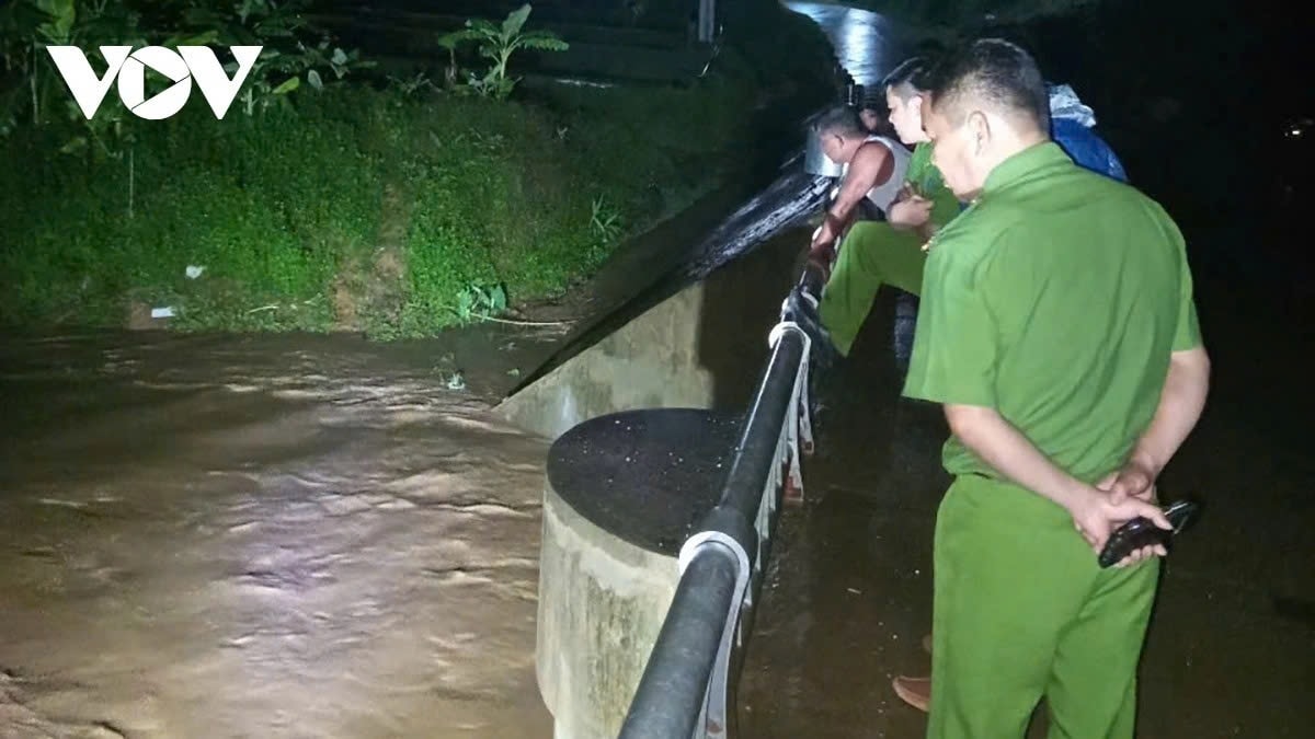 phu tho khan truong tim kiem nguoi phu nu bi lu cuon mat tich o xa Duc nhan hinh anh 1