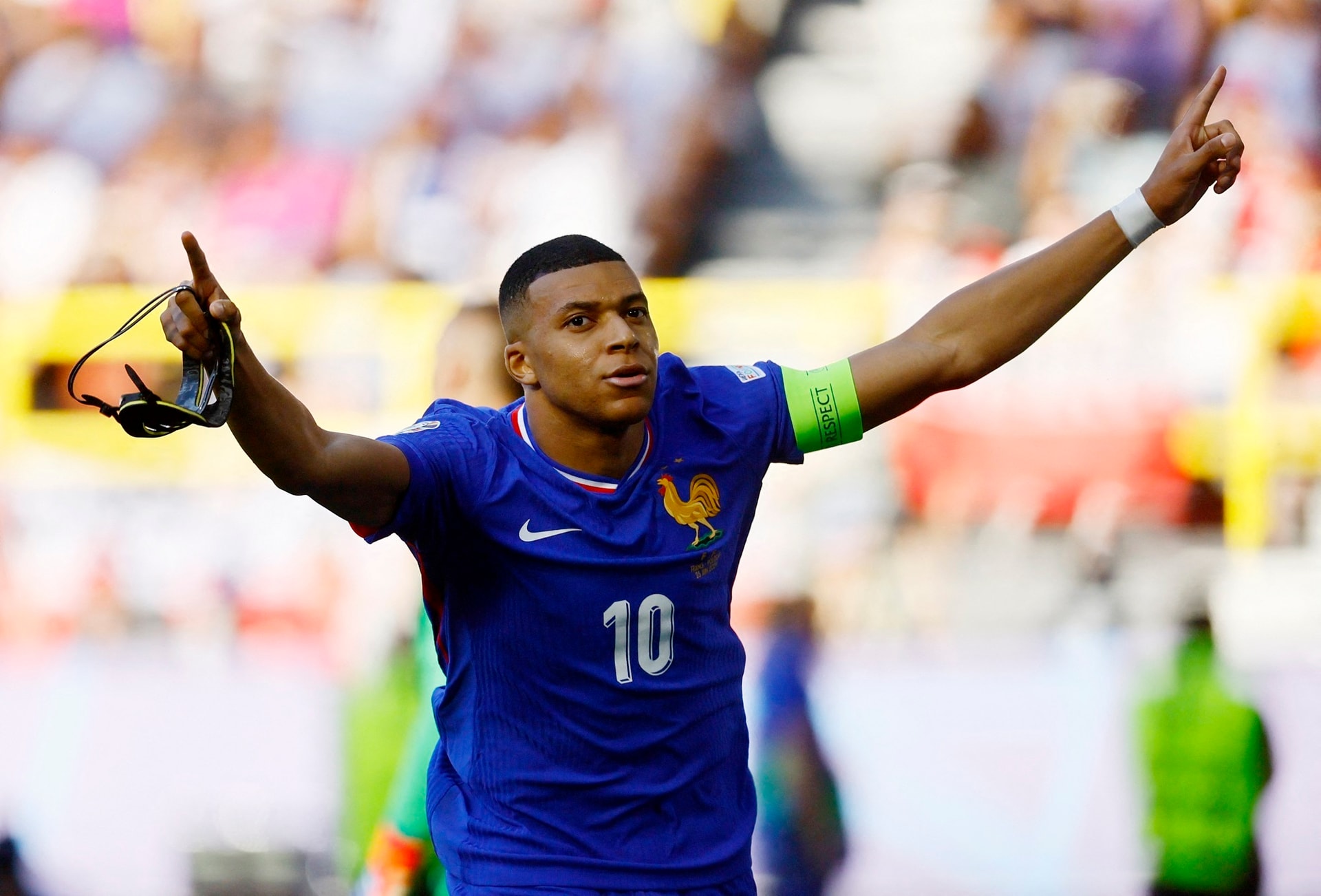 Mbappe vô tình khiến 5 cảnh sát gặp rắc rối.