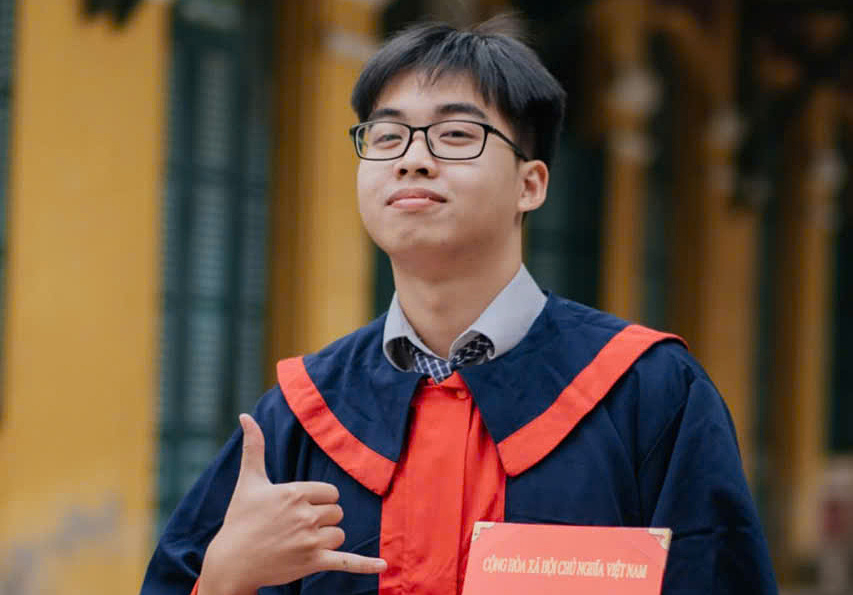 Trong kỳ thi tốt nghiệp THPT 2025, Nguyễn Việt Hưng, học sinh lớp 12 chuyên Anh, trường THPT chuyên Chu Văn An (Hà Nội) đạt 10 điểm môn Toán và Vật lý, 9,75 điểm tiếng Anh, 9,25 điểm Ngữ văn. Với kết quả xuất sắc này, nam sinh trở thành thủ khoa toàn quốc ở bốn khối A01, D01, C01 và D11, đồng thời dẫn đầu kỳ thi với tổng điểm 4 môn 39/40 điểm. Việt Hưng dự định đăng ký xét tuyển vào ngành Khoa học máy tính của Đại học Bách khoa Hà Nội.