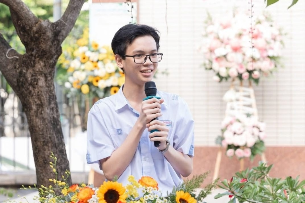 Trần Đức Tài, học sinh trường THCS và THPT Nguyễn Khuyến, TP.HCM trở thành thủ khoa duy nhất khối B00 (Toán, Hoá, Sinh) toàn quốc với điểm tuyệt đối 30. Với ước mơ làm bác sĩ, nam sinh dự định đăng ký xét tuyển vào ngành Y khoa của Đại học Y Dược TP.HCM.