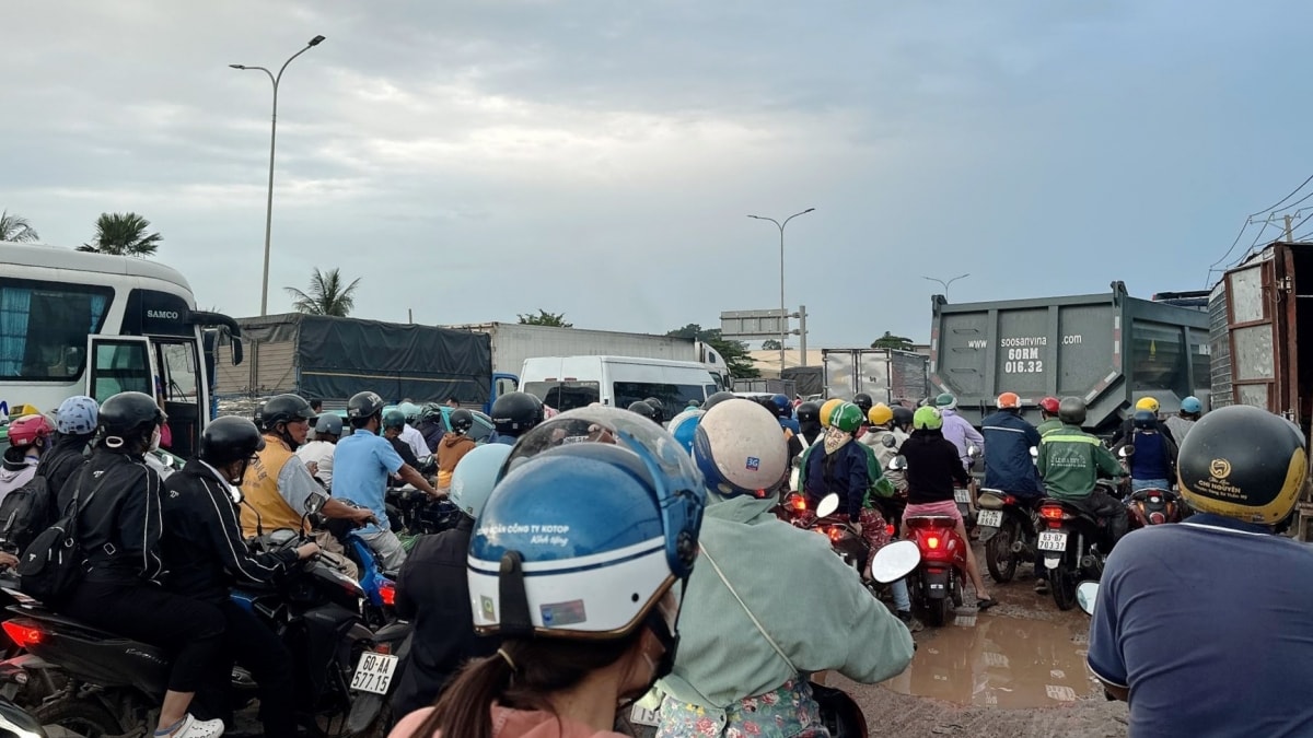 Ùn tắc nghiêm trọng trên quốc lộ 51 qua Đồng nai do thu hẹp làn cao tốc hình ảnh 2 Un tac nghiem trong tren quoc lo 51 qua Dong nai do thu hep lan cao toc hinh anh 2