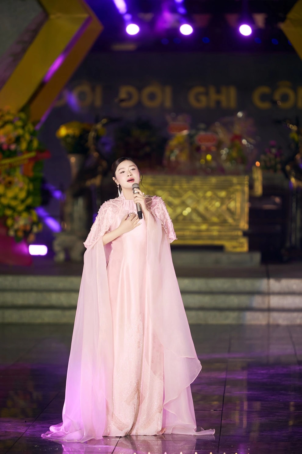 Sao mai Thu Hằng.