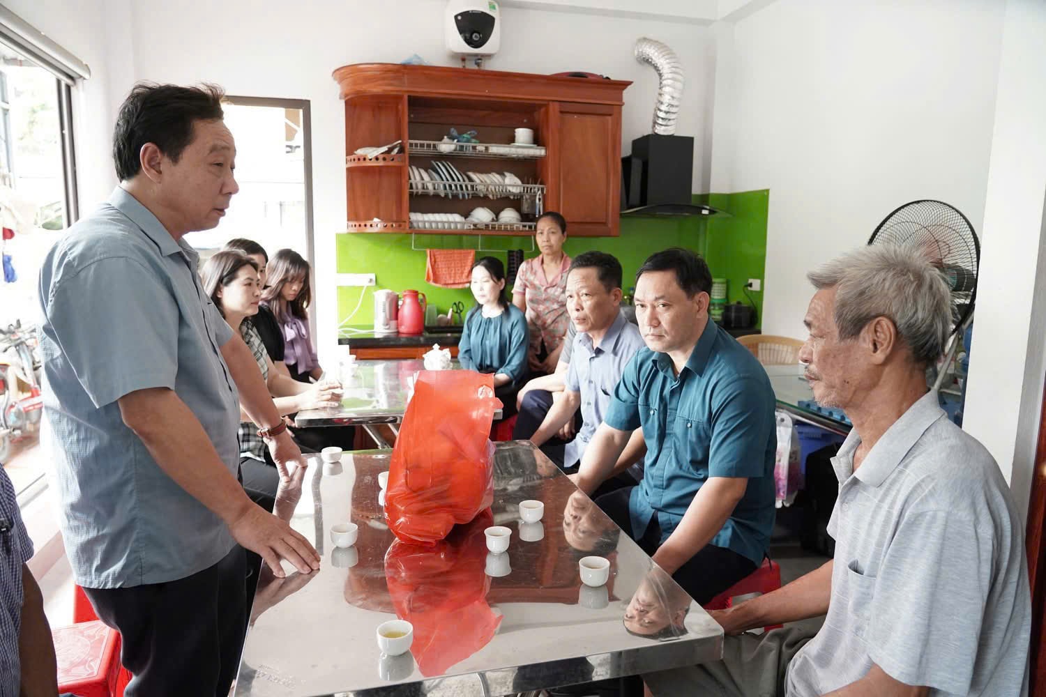 Chính quyền địa phương, các ban, ngành, đoàn thể xã đã đến động viên, chia buồn cùng gia đình ông Hoàng Tiến Mộc (xóm 5, thôn Văn Hội, xã Thường Tín, HN) có 4 người thân bị tử nạn do lật tàu.