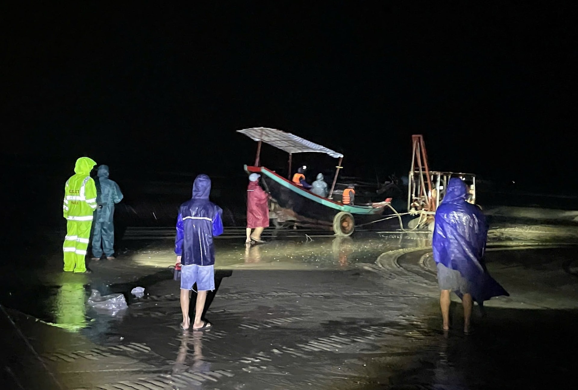 Công an xã Cổ Đàm (tỉnh Hà Tĩnh) phối hợp tìm kiếm và cứu hộ thành công 3 ngư dân gặp nạn do chìm thuyền và đang tìm kiếm ngư dân còn lại. (Ảnh: Công an Hà Tĩnh)