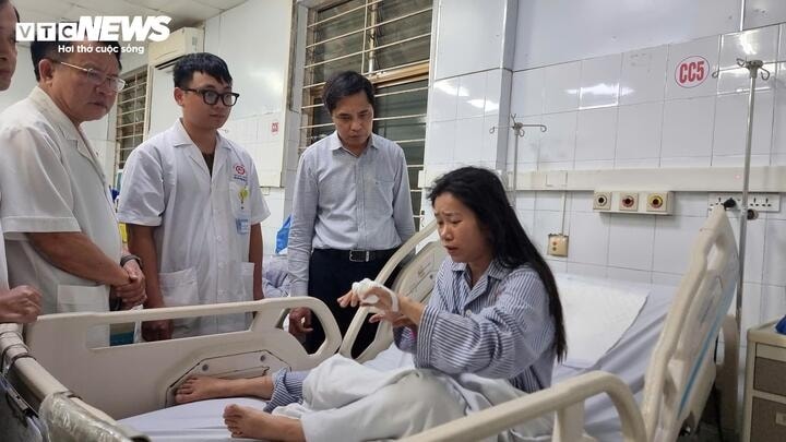 nạn nhân kể phút sinh tử khi tàu lật trên vịnh hạ long, cố lặn vào cứu người nhưng bất thành hình ảnh 2 nan nhan ke phut sinh tu khi tau lat tren vinh ha long, co lan vao cuu nguoi nhung bat thanh hinh anh 2