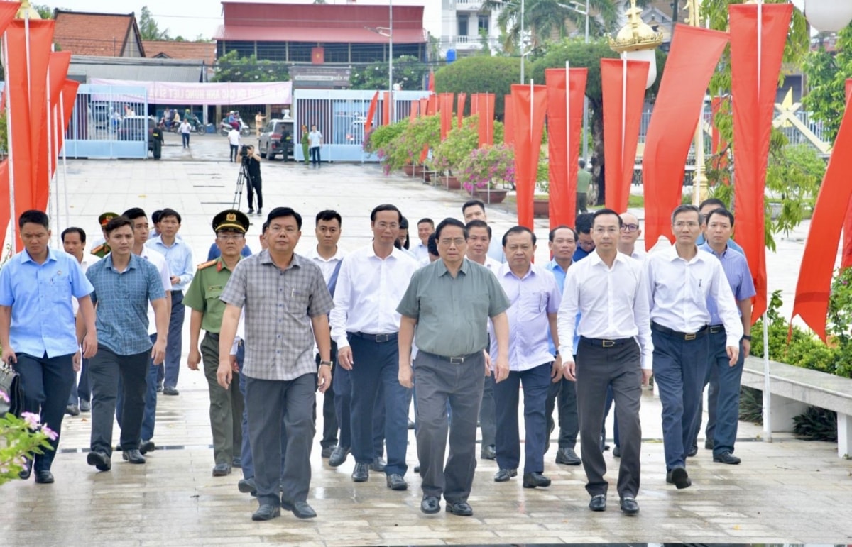 thu tuong pham minh chinh tri an cac anh hung liet si, tham cac gia dinh chinh sach o an giang hinh anh 1