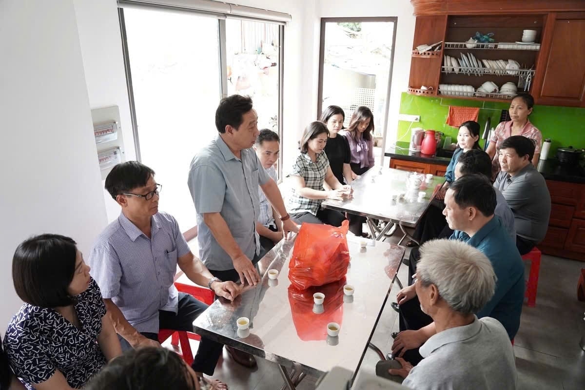 hà nội hỗ trợ gia đình nạn nhân trên địa bàn trong vụ lật tàu du lịch hình ảnh 1 ha noi ho tro gia dinh nan nhan tren dia ban trong vu lat tau du lich hinh anh 1