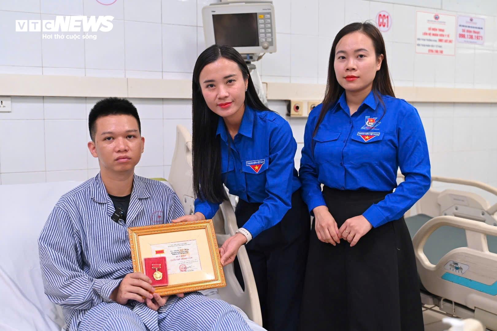 Thừa ủy quyền của Ban Chấp hành Trung ương Đoàn, Bí thư Tỉnh đoàn Quảng Ninh Nguyễn Phương Thảo đã trao tặng Huy hiệu 