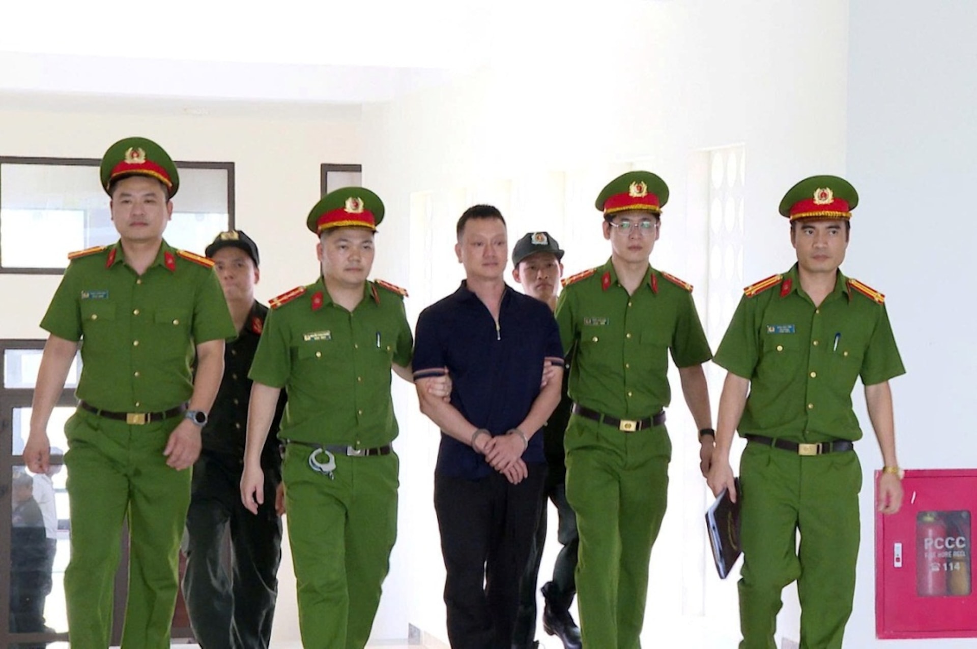 Cơ quan CSĐT Công an tỉnh Thanh Hóa thi hành lệnh bắt Nguyễn Văn Vy (tức Vi