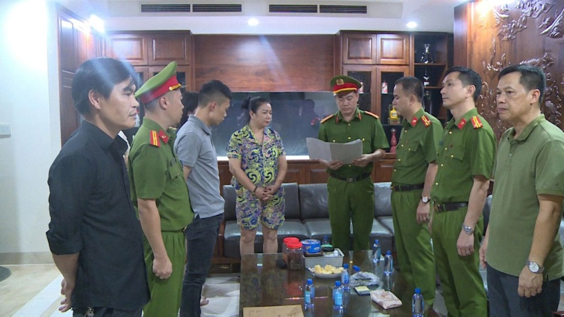 Cơ quan CSĐT Công an tỉnh Thanh Hoá thi hành lệnh khám xét khẩn cấp nơi ở đối với Nguyễn Huy Tùng. (Ảnh: Công an Thanh Hoá)