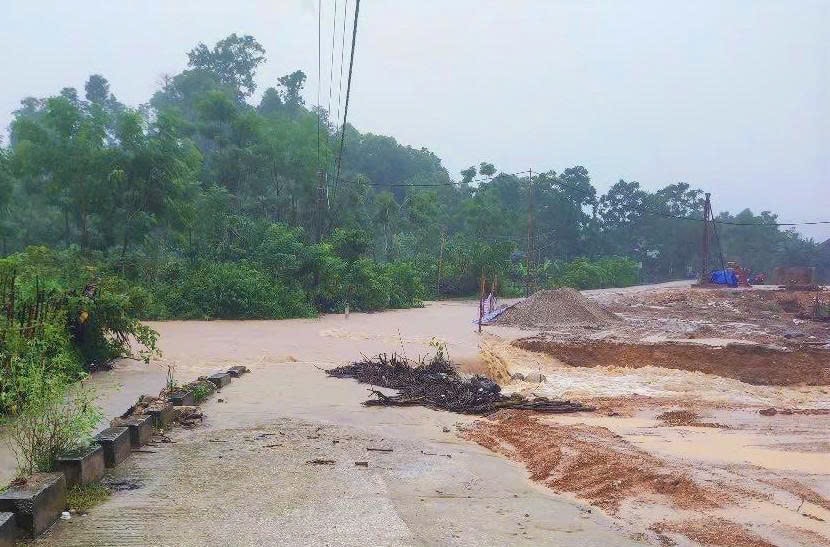 Tuyến đường chính vào bản Xộp Cốc và bản Tạt (xã Yên Hoà, Nghệ An) bị xói lở nghiêm trọng do mưa bão. (Ảnh: CTV)
