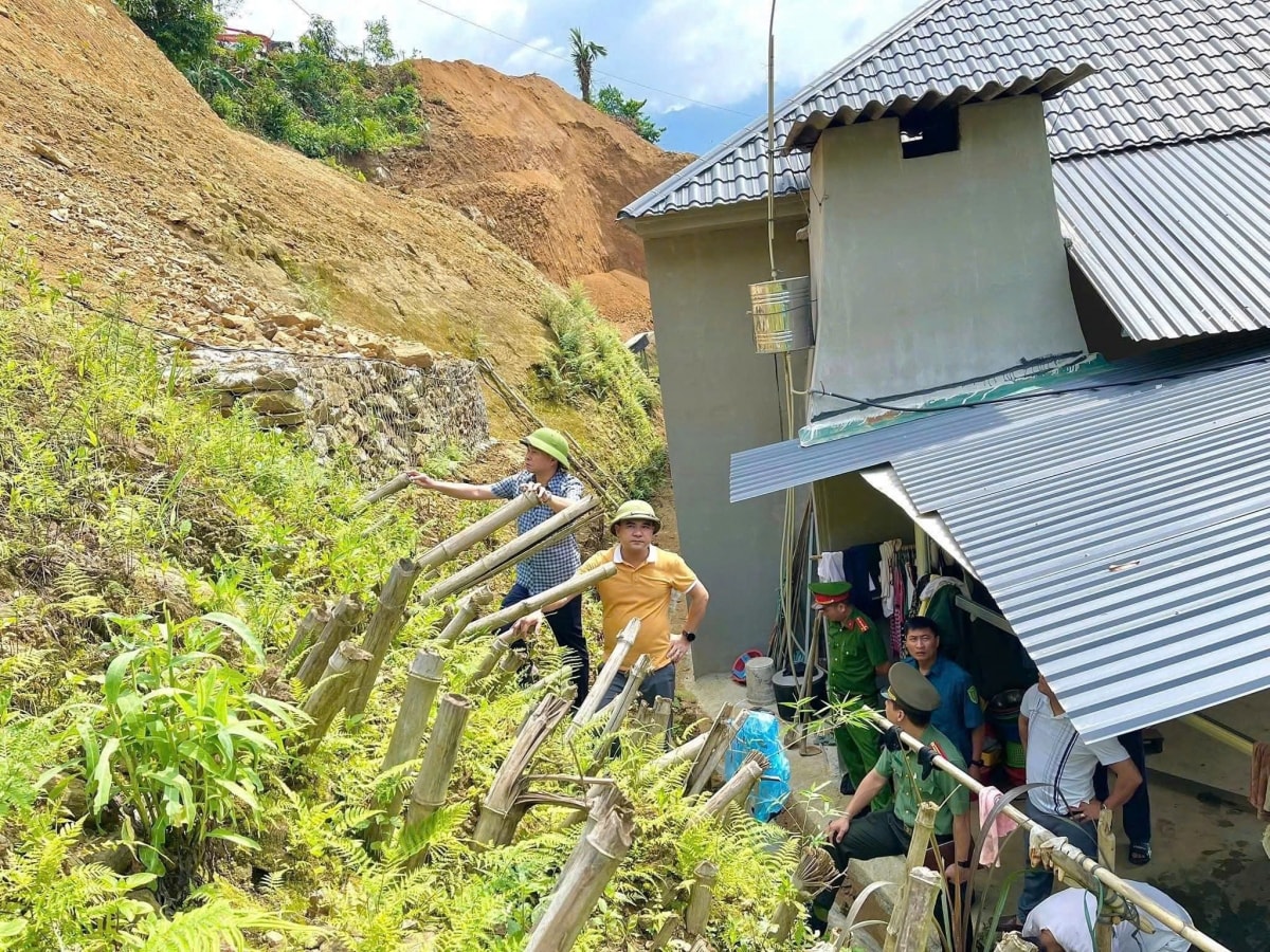 trực tiếp bão số 3 đổ bộ vào đất liền, thanh hóa mưa lớn, nhiều đường phố ngập sâu hình ảnh 27 truc tiep bao so 3 do bo vao dat lien, thanh hoa mua lon, nhieu duong pho ngap sau hinh anh 27