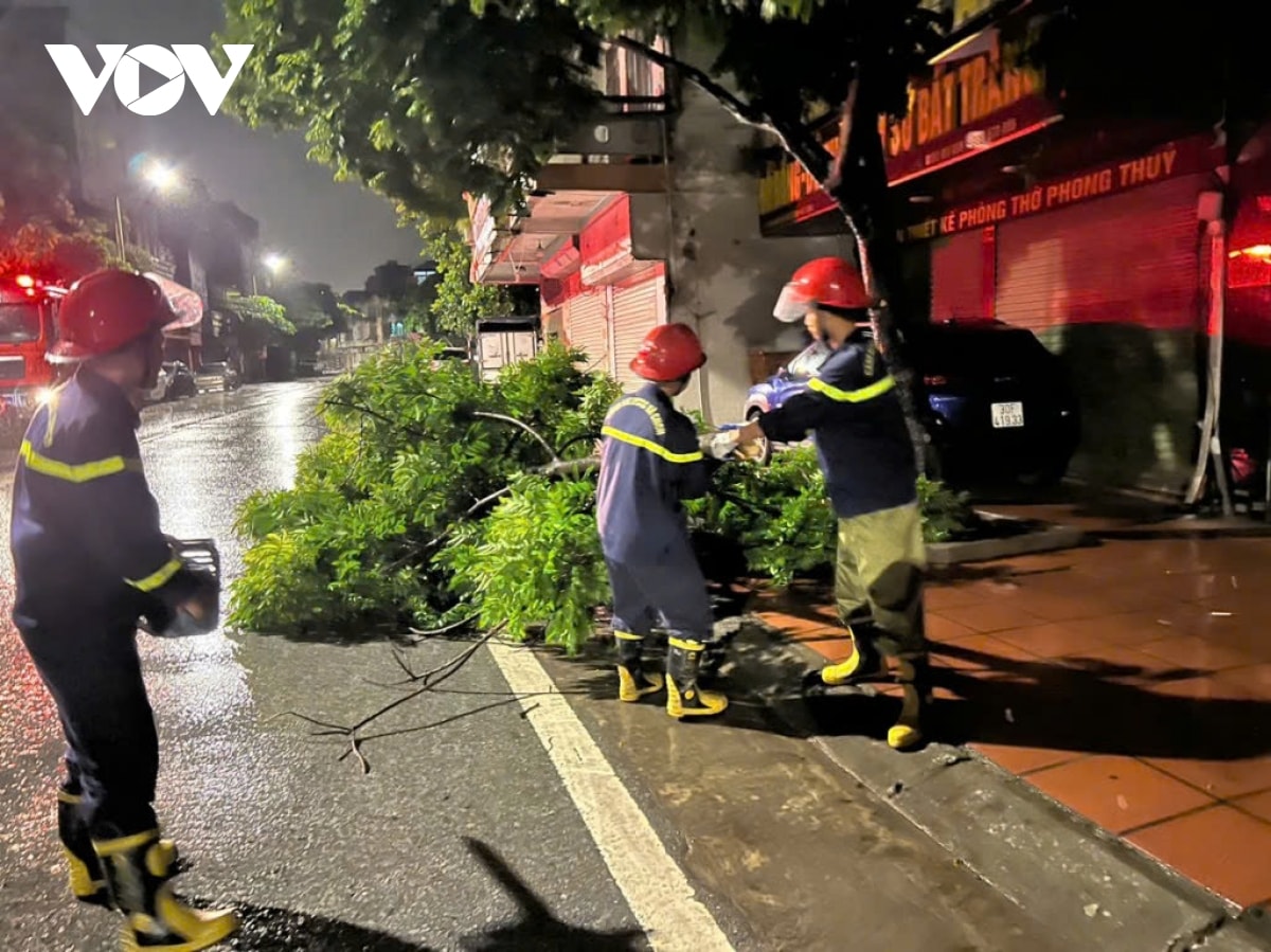 trực tiếp bão số 3 đổ bộ vào đất liền, thanh hóa mưa lớn, nhiều đường phố ngập sâu hình ảnh 58 truc tiep bao so 3 do bo vao dat lien, thanh hoa mua lon, nhieu duong pho ngap sau hinh anh 58