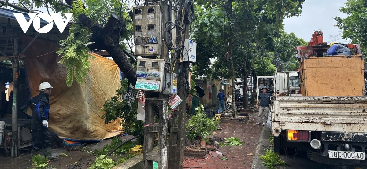 trực tiếp bão số 3 đổ bộ vào đất liền, thanh hóa mưa lớn, nhiều đường phố ngập sâu hình ảnh 20 truc tiep bao so 3 do bo vao dat lien, thanh hoa mua lon, nhieu duong pho ngap sau hinh anh 20