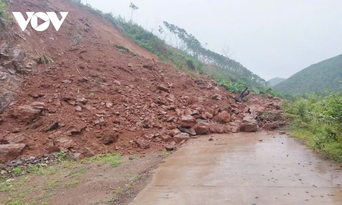 trực tiếp bão số 3 đổ bộ vào đất liền, thanh hóa mưa lớn, nhiều đường phố ngập sâu hình ảnh 6 truc tiep bao so 3 do bo vao dat lien, thanh hoa mua lon, nhieu duong pho ngap sau hinh anh 6