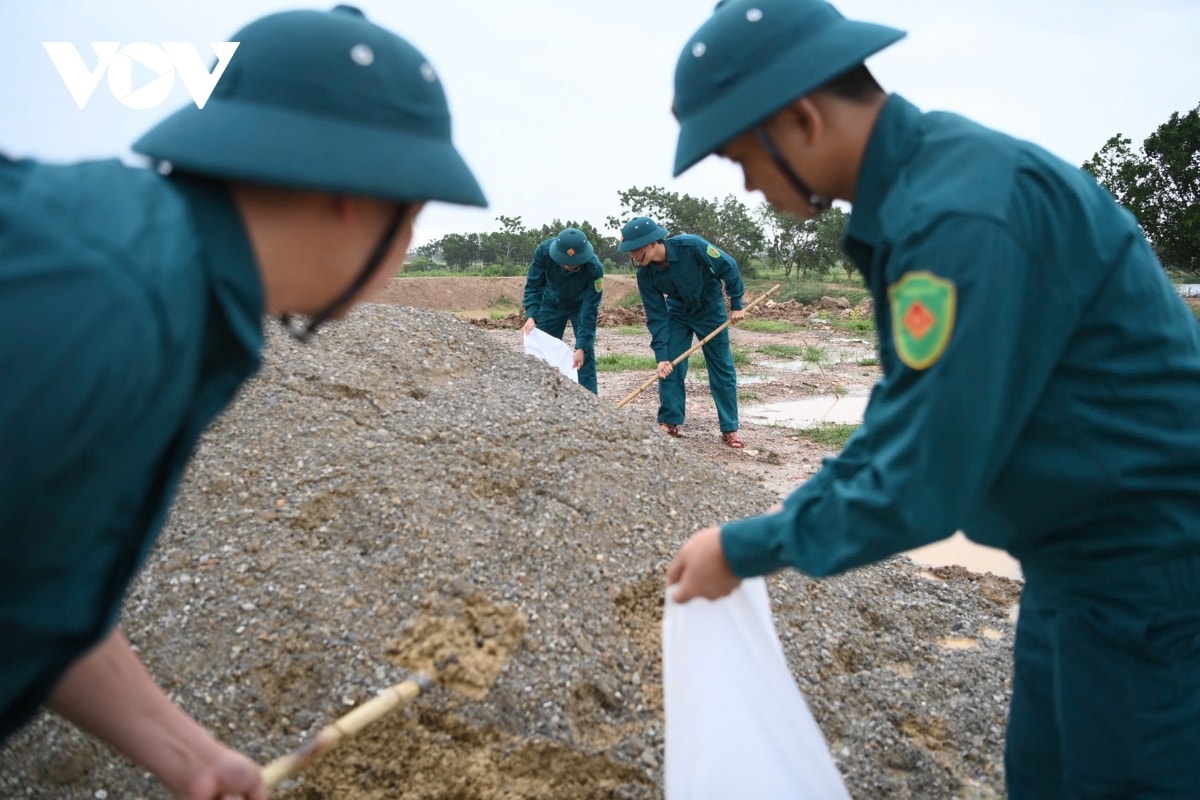 trực tiếp bão số 3 đổ bộ vào đất liền, thanh hóa mưa lớn, nhiều đường phố ngập sâu hình ảnh 9 truc tiep bao so 3 do bo vao dat lien, thanh hoa mua lon, nhieu duong pho ngap sau hinh anh 9