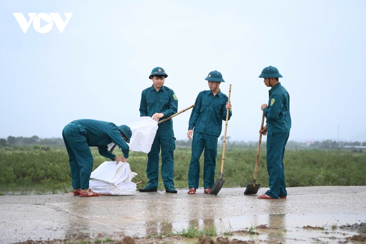 trực tiếp bão số 3 đổ bộ vào đất liền, thanh hóa mưa lớn, nhiều đường phố ngập sâu hình ảnh 11 truc tiep bao so 3 do bo vao dat lien, thanh hoa mua lon, nhieu duong pho ngap sau hinh anh 11