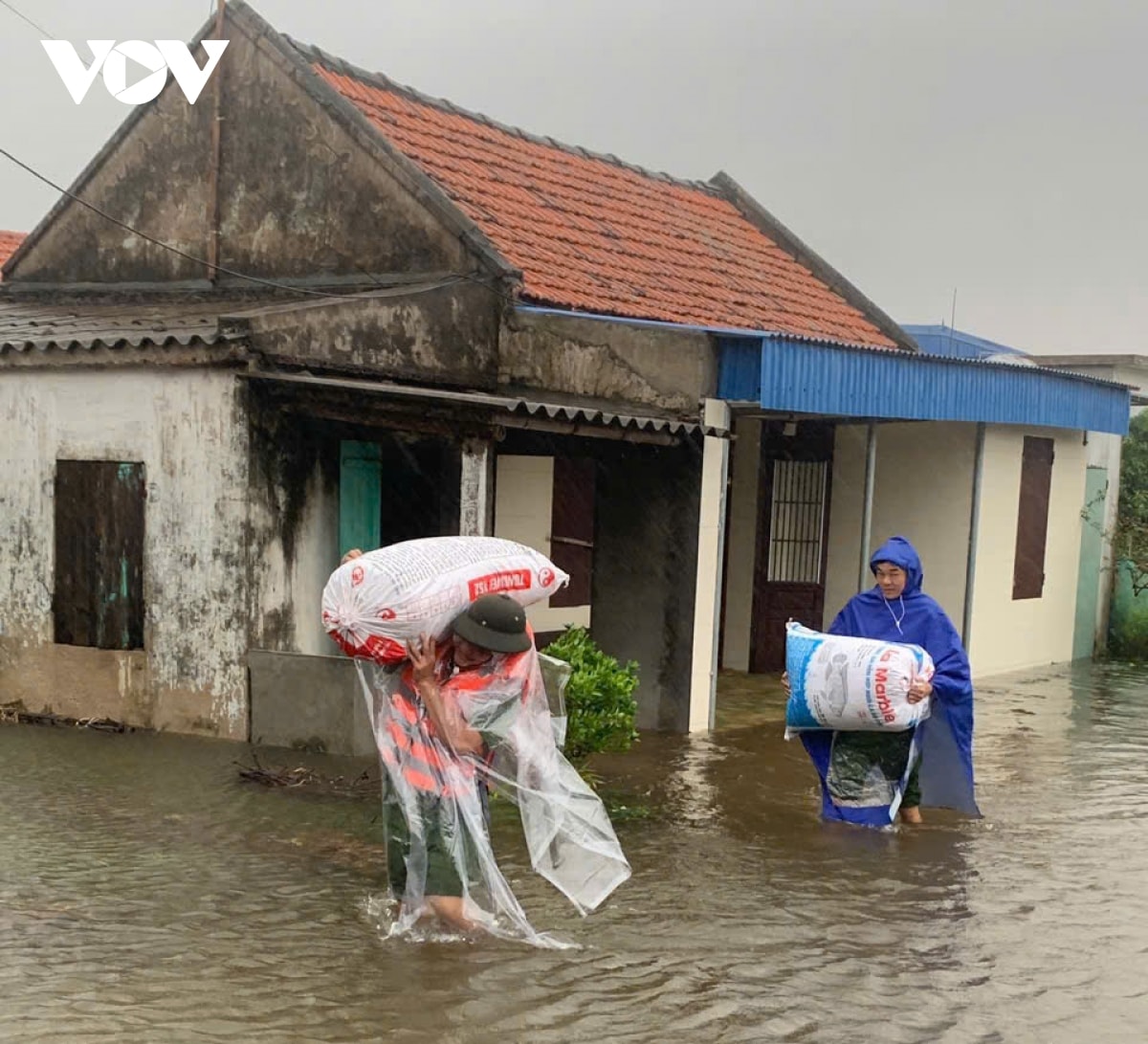 trực tiếp bão số 3 đổ bộ vào đất liền, thanh hóa mưa lớn, nhiều đường phố ngập sâu hình ảnh 44 truc tiep bao so 3 do bo vao dat lien, thanh hoa mua lon, nhieu duong pho ngap sau hinh anh 44