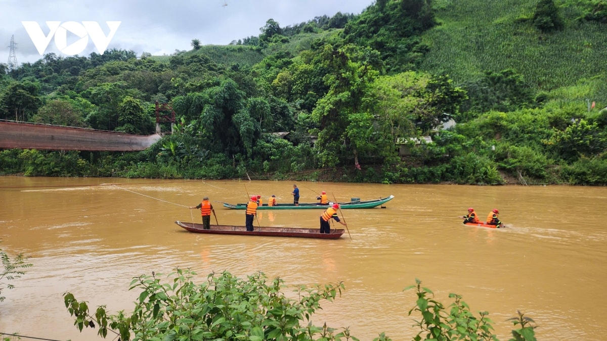 trực tiếp bão số 3 đổ bộ vào đất liền, thanh hóa mưa lớn, nhiều đường phố ngập sâu hình ảnh 31 truc tiep bao so 3 do bo vao dat lien, thanh hoa mua lon, nhieu duong pho ngap sau hinh anh 31