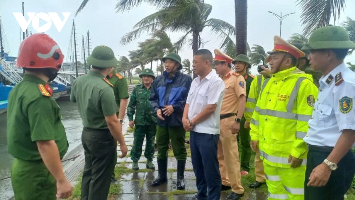 trực tiếp bão số 3 đổ bộ vào đất liền, thanh hóa mưa lớn, nhiều đường phố ngập sâu hình ảnh 41 truc tiep bao so 3 do bo vao dat lien, thanh hoa mua lon, nhieu duong pho ngap sau hinh anh 41