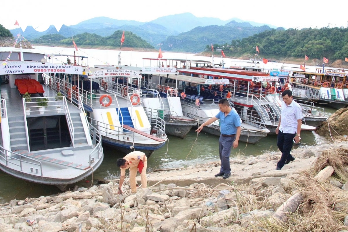 trực tiếp bão số 3 đổ bộ vào đất liền, thanh hóa mưa lớn, nhiều đường phố ngập sâu hình ảnh 81 truc tiep bao so 3 do bo vao dat lien, thanh hoa mua lon, nhieu duong pho ngap sau hinh anh 81