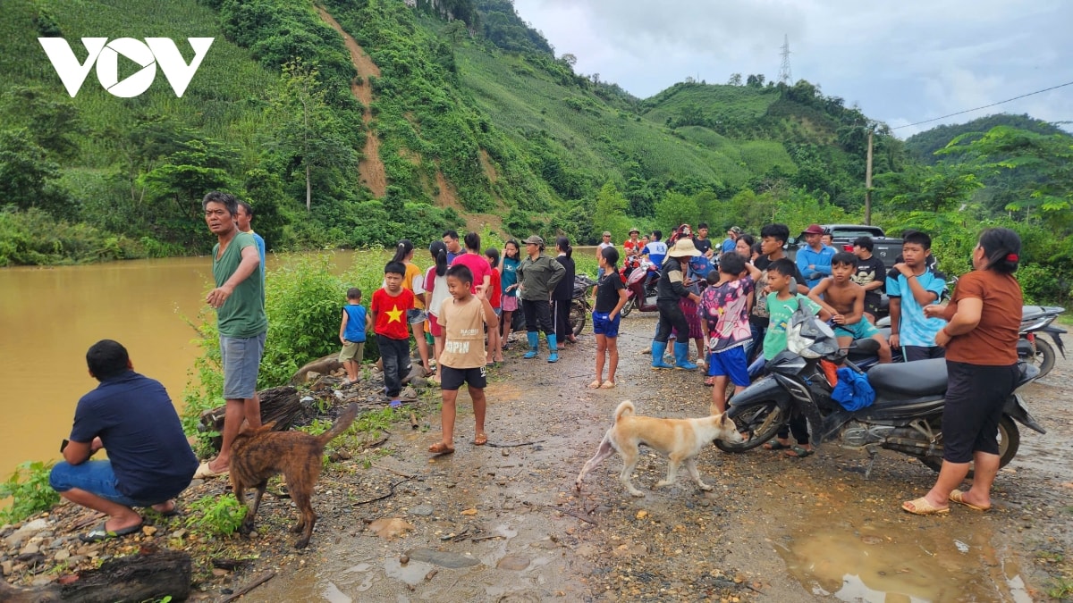 trực tiếp bão số 3 đổ bộ vào đất liền, thanh hóa mưa lớn, nhiều đường phố ngập sâu hình ảnh 56 truc tiep bao so 3 do bo vao dat lien, thanh hoa mua lon, nhieu duong pho ngap sau hinh anh 56
