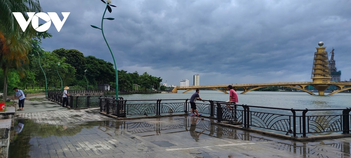 trực tiếp bão số 3 đổ bộ vào đất liền, thanh hóa mưa lớn, nhiều đường phố ngập sâu hình ảnh 79 truc tiep bao so 3 do bo vao dat lien, thanh hoa mua lon, nhieu duong pho ngap sau hinh anh 79