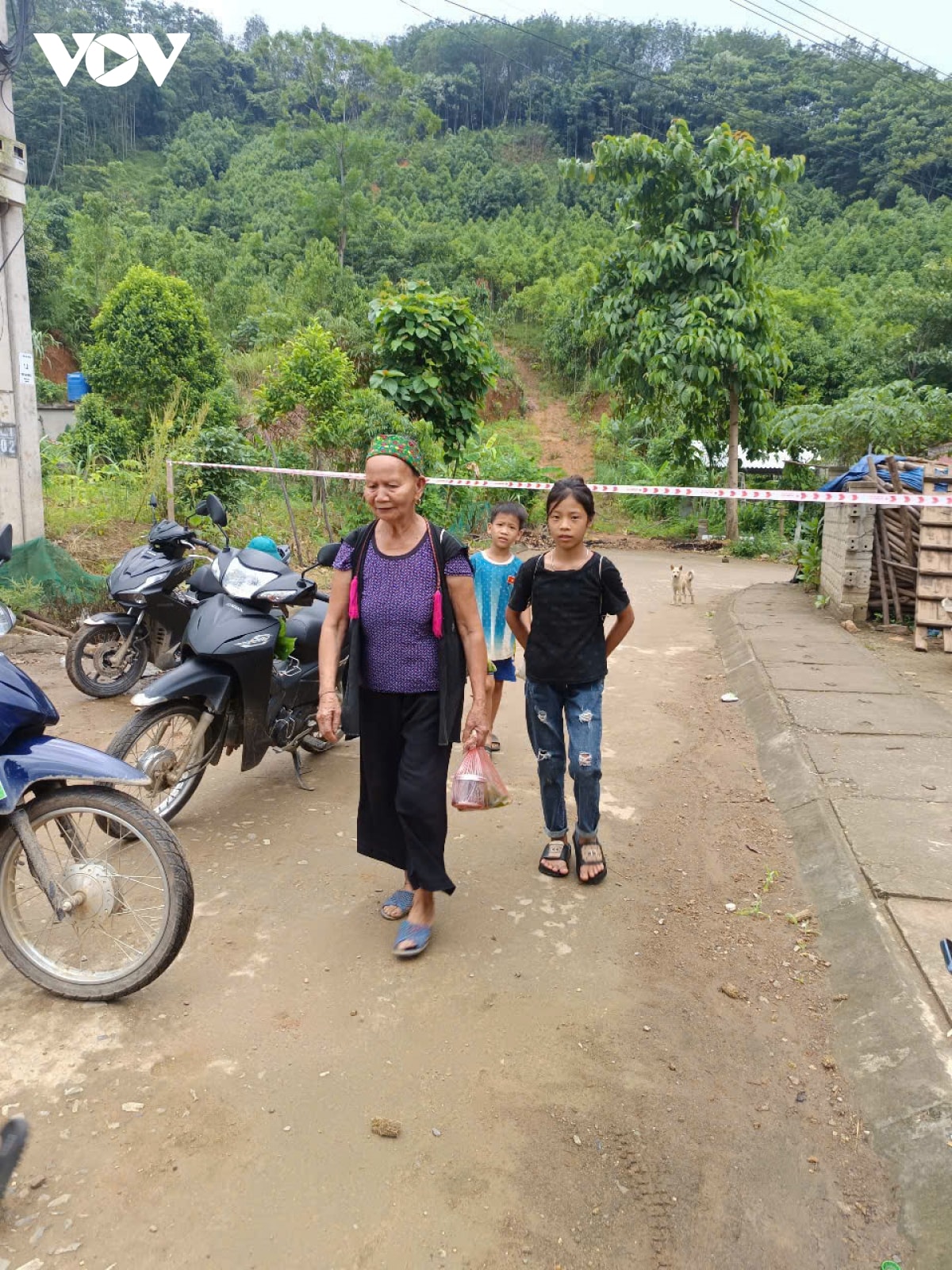 trực tiếp bão số 3 đổ bộ vào đất liền, thanh hóa mưa lớn, nhiều đường phố ngập sâu hình ảnh 25 truc tiep bao so 3 do bo vao dat lien, thanh hoa mua lon, nhieu duong pho ngap sau hinh anh 25