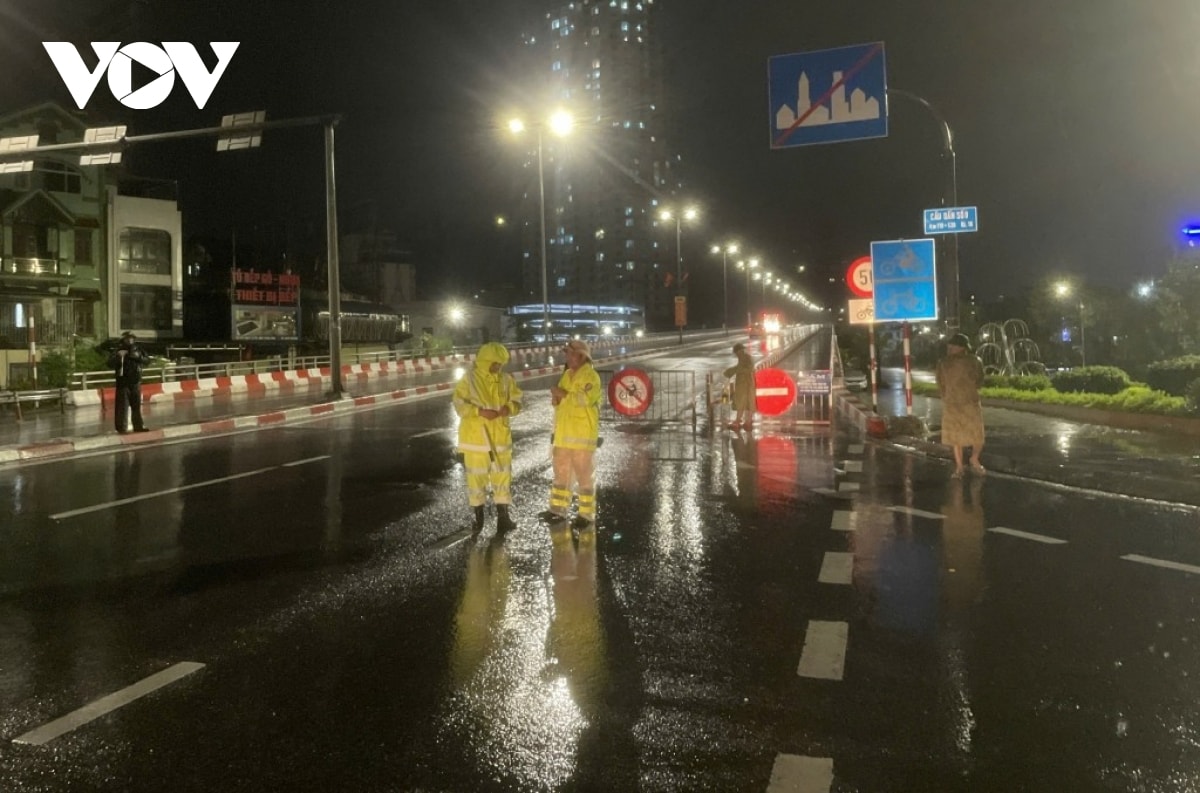 trực tiếp bão số 3 bắt đầu ảnh hưởng tới đất liền, mưa lớn, gió giật mạnh hình ảnh 15 truc tiep bao so 3 bat dau anh huong toi dat lien, mua lon, gio giat manh hinh anh 15