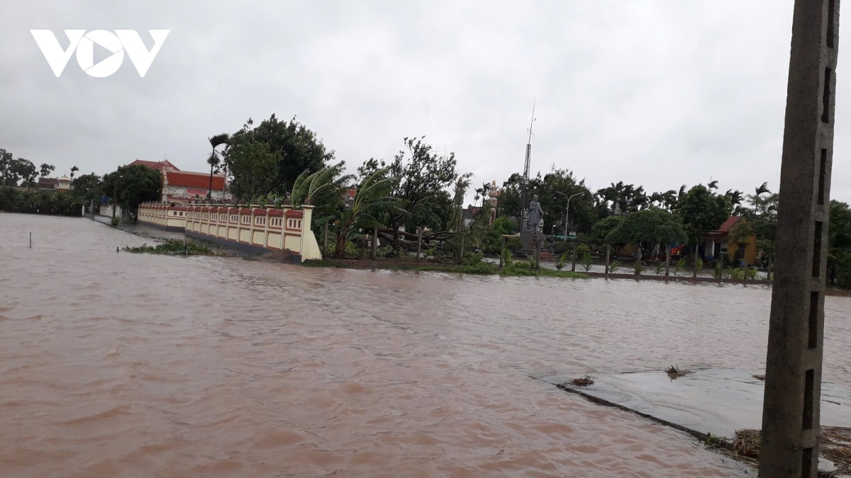 trực tiếp bão số 3 đổ bộ vào đất liền, thanh hóa mưa lớn, nhiều đường phố ngập sâu hình ảnh 64 truc tiep bao so 3 do bo vao dat lien, thanh hoa mua lon, nhieu duong pho ngap sau hinh anh 64