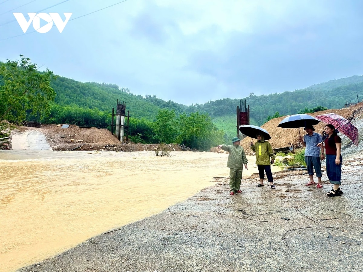trực tiếp bão số 3 đổ bộ vào đất liền, thanh hóa mưa lớn, nhiều đường phố ngập sâu hình ảnh 29 truc tiep bao so 3 do bo vao dat lien, thanh hoa mua lon, nhieu duong pho ngap sau hinh anh 29